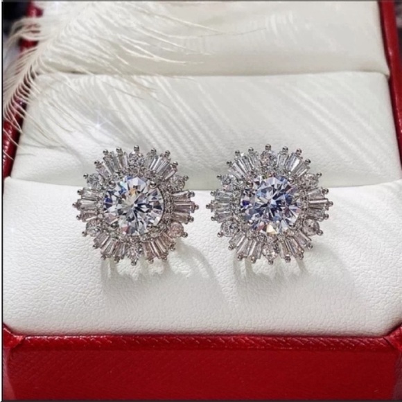 🪩🪩🪩Simulated diamonds & CZ White gold plated Cluster baguettes Amazing earrings - Picture 6 of 10